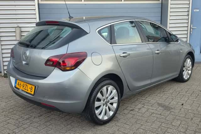 Opel Astra (2011) thumbnail 6