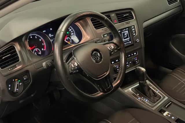 Volkswagen Golf (2015) thumbnail 2