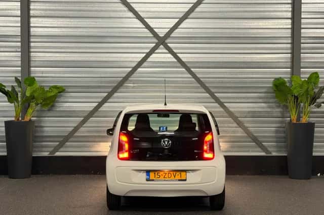 Volkswagen Up! (2012) thumbnail 6
