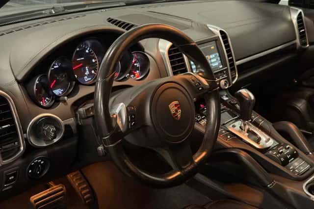 Porsche Cayenne (2012) thumbnail 2