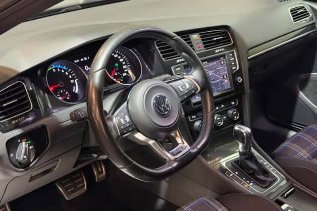 Volkswagen Golf (2015) thumbnail 2