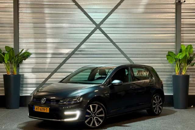 Volkswagen Golf (2015) thumbnail 3