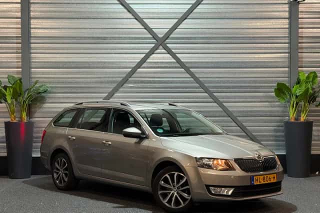 Škoda Octavia (2015) thumbnail 1