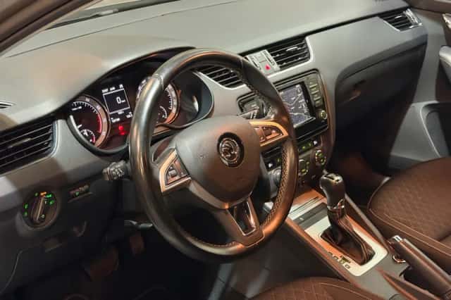 Škoda Octavia (2015) thumbnail 2