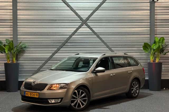 Škoda Octavia (2015) thumbnail 3