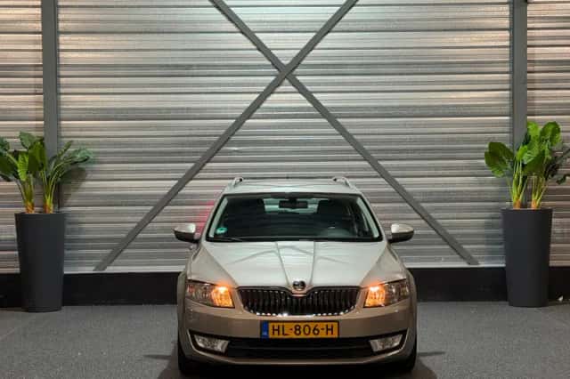 Škoda Octavia (2015) thumbnail 5