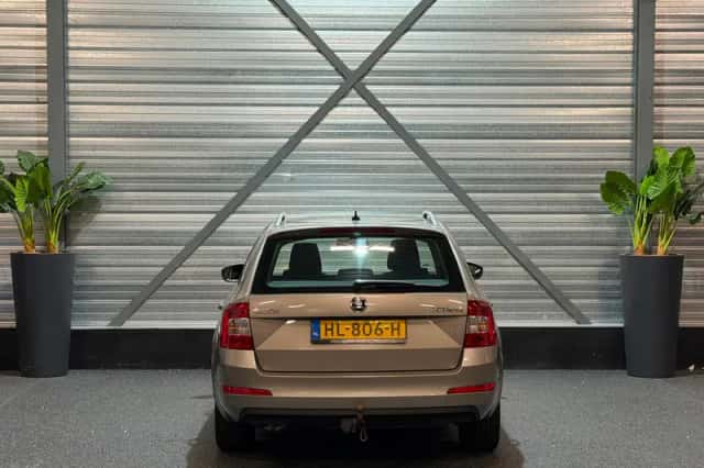 Škoda Octavia (2015) thumbnail 6