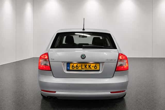 Škoda Octavia (2010) thumbnail 5