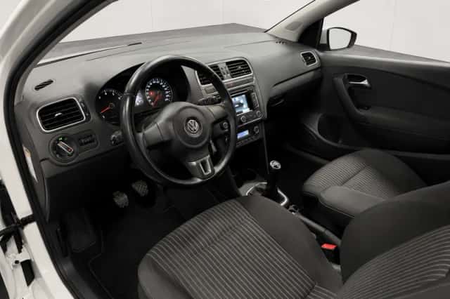 Volkswagen Polo (2012) thumbnail 2