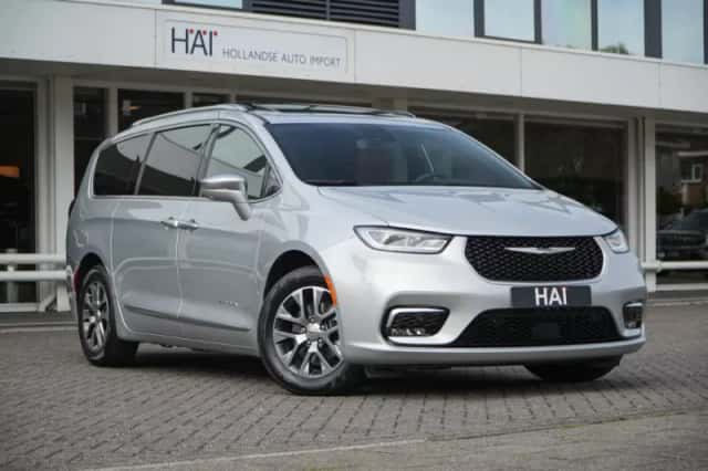 Chrysler Pacifica (2025) thumbnail 1