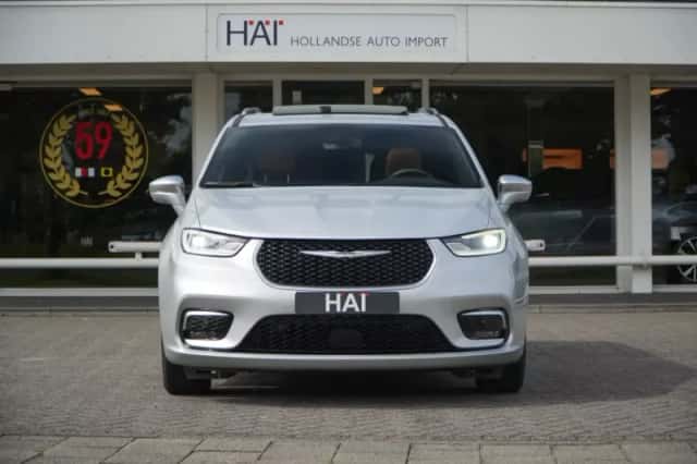 Chrysler Pacifica (2025) thumbnail 2