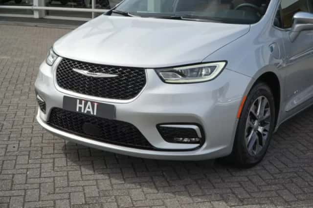 Chrysler Pacifica (2025) thumbnail 3
