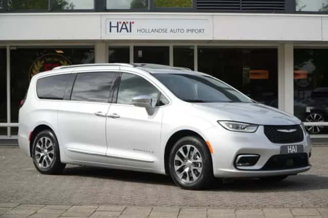 Chrysler Pacifica (2025) thumbnail 5