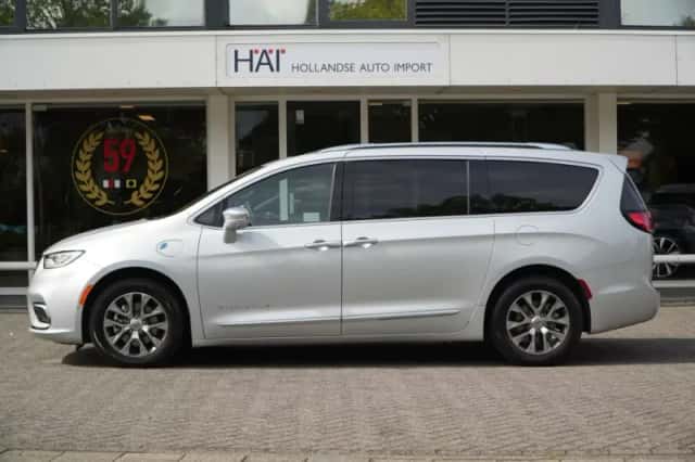 Chrysler Pacifica (2025) thumbnail 6