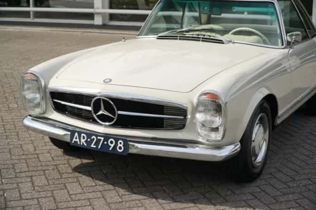 Mercedes-Benz 200-Serie (1966) thumbnail 3