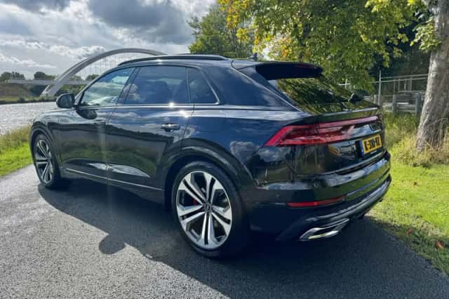 Audi Q8 (2021) thumbnail 2