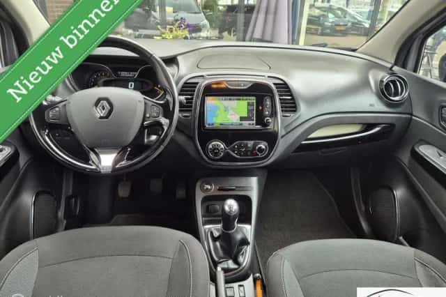 Renault Captur (2015) thumbnail 2