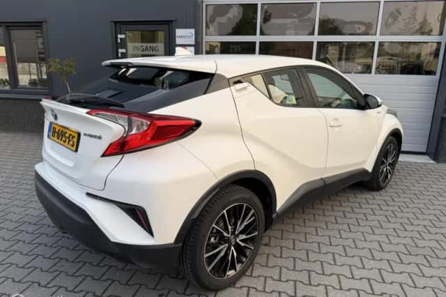 Toyota C-HR (2017) thumbnail 2