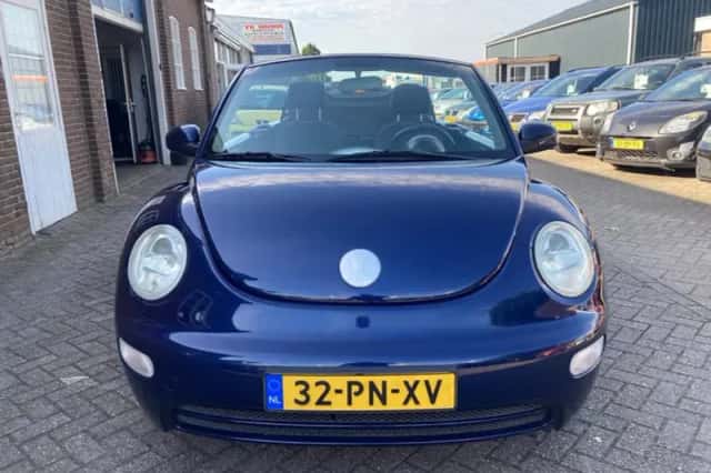Volkswagen New Beetle (2003) thumbnail 2