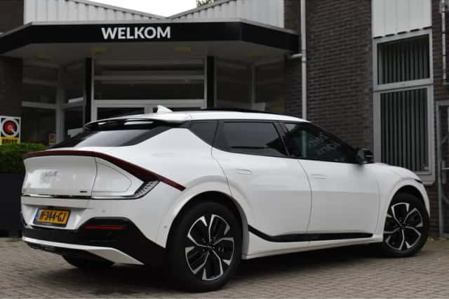 Kia EV6 (2021) thumbnail 2