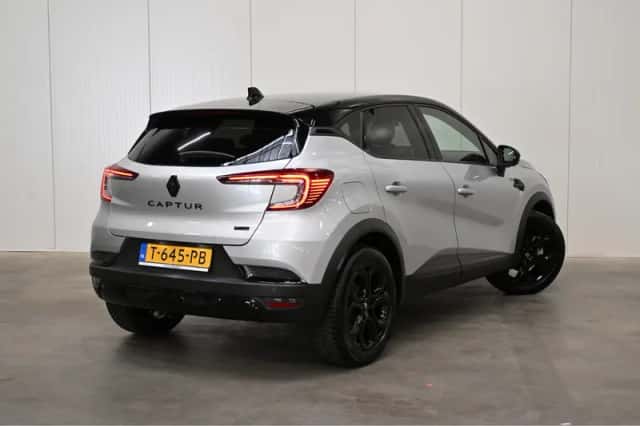 Renault Captur (2023) thumbnail 3