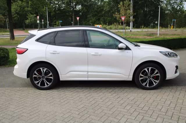 Ford Kuga (2022) thumbnail 4