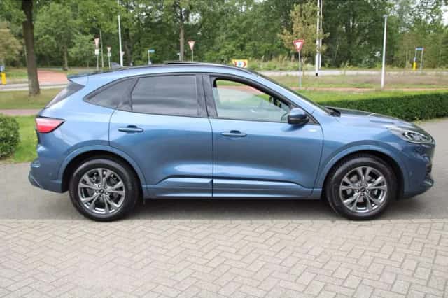 Ford Kuga (2023) thumbnail 4
