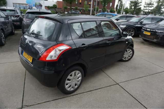 Suzuki Swift (2012) thumbnail 4