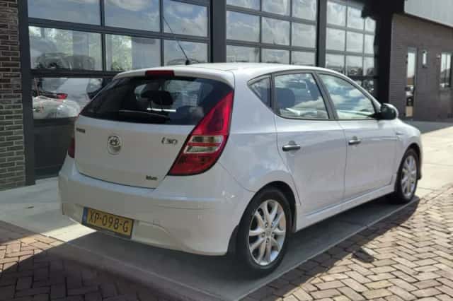 Hyundai i30 (2010) thumbnail 2
