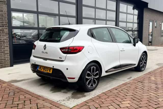 Renault Clio (2017) thumbnail 2