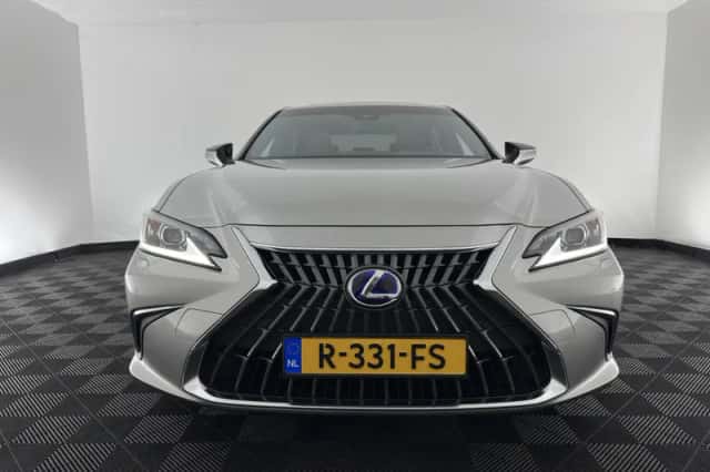 Lexus ES (2022) thumbnail 3