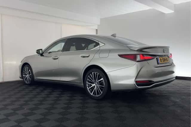Lexus ES (2022) thumbnail 5