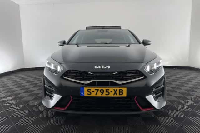 Kia ProCeed (2023) thumbnail 3