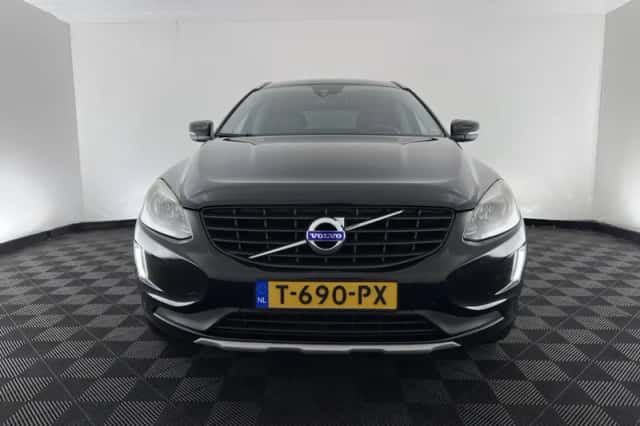 Volvo XC60 (2015) thumbnail 3