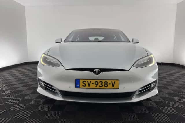 Tesla Model S (2018) thumbnail 3