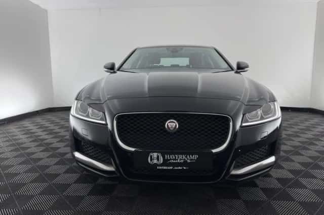 Jaguar XF (2019) thumbnail 3