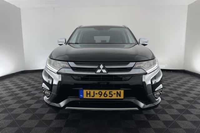 Mitsubishi Outlander (2015) thumbnail 3