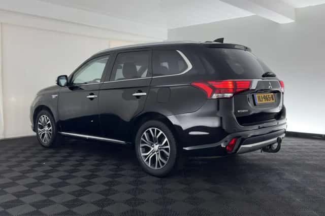 Mitsubishi Outlander (2015) thumbnail 5