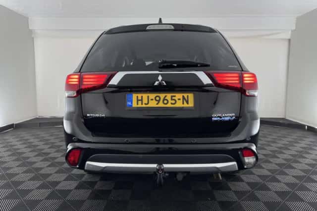 Mitsubishi Outlander (2015) thumbnail 6