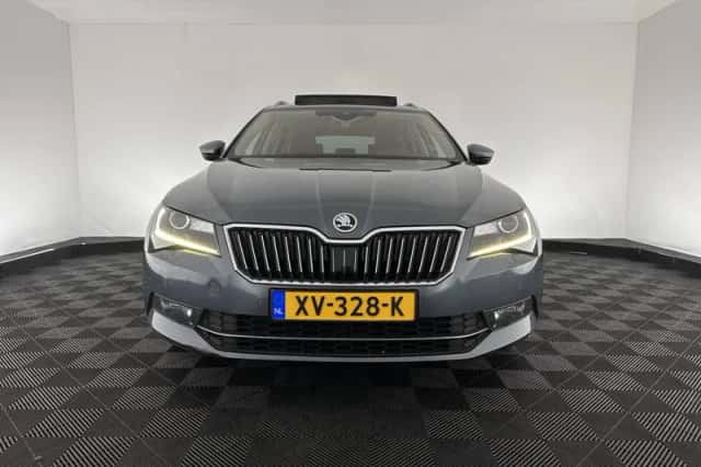 Škoda Superb (2018) thumbnail 2