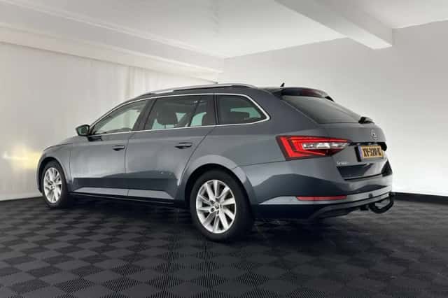 Škoda Superb (2018) thumbnail 4