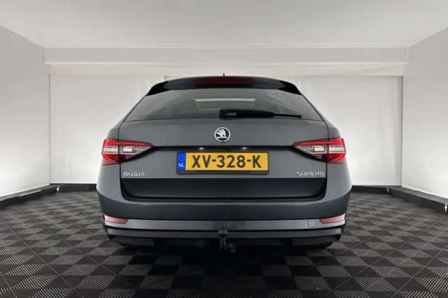 Škoda Superb (2018) thumbnail 5