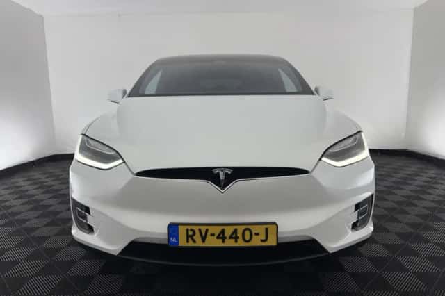 Tesla Model X (2018) thumbnail 3
