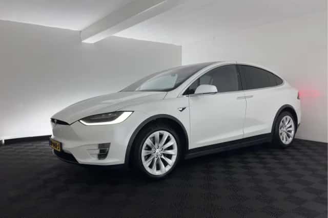 Tesla Model X (2018) thumbnail 4