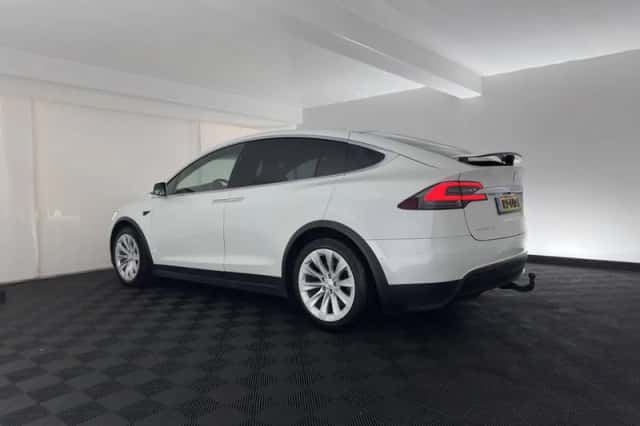 Tesla Model X (2018) thumbnail 5
