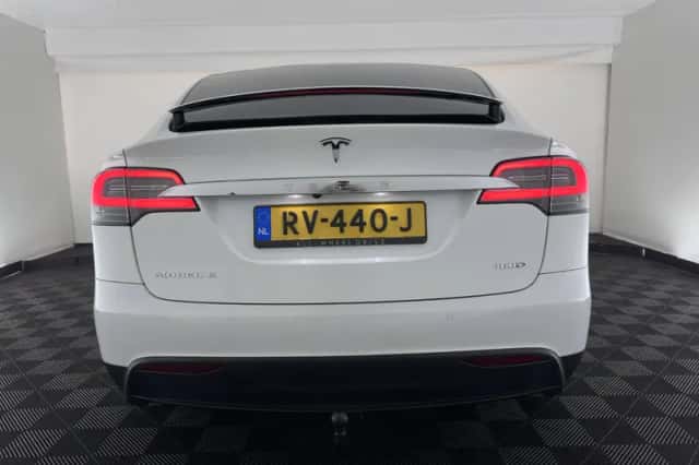 Tesla Model X (2018) thumbnail 6