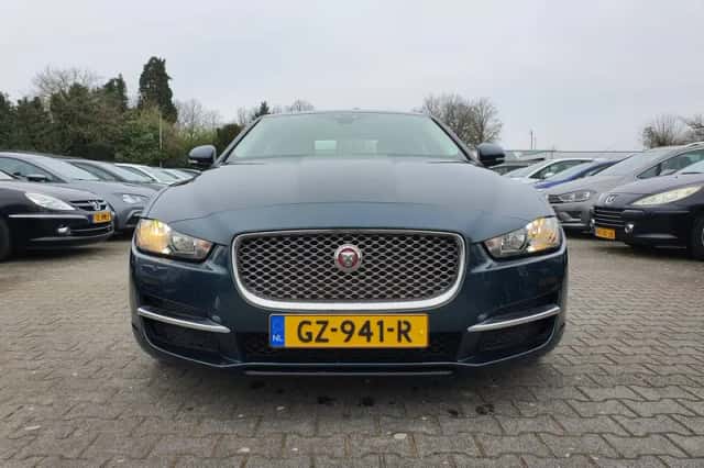 Jaguar XE (2015) thumbnail 2