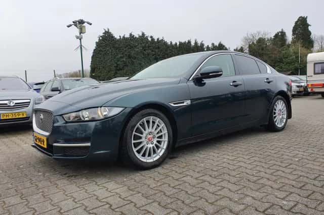 Jaguar XE (2015) thumbnail 3