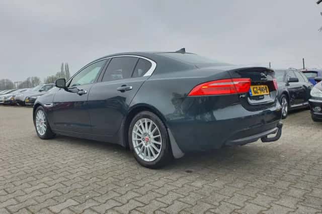 Jaguar XE (2015) thumbnail 4