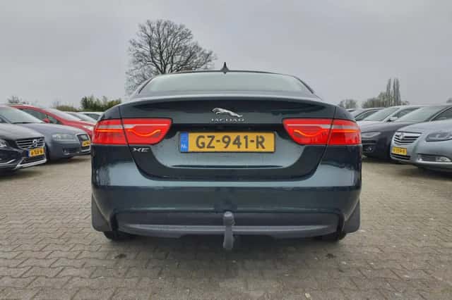 Jaguar XE (2015) thumbnail 5